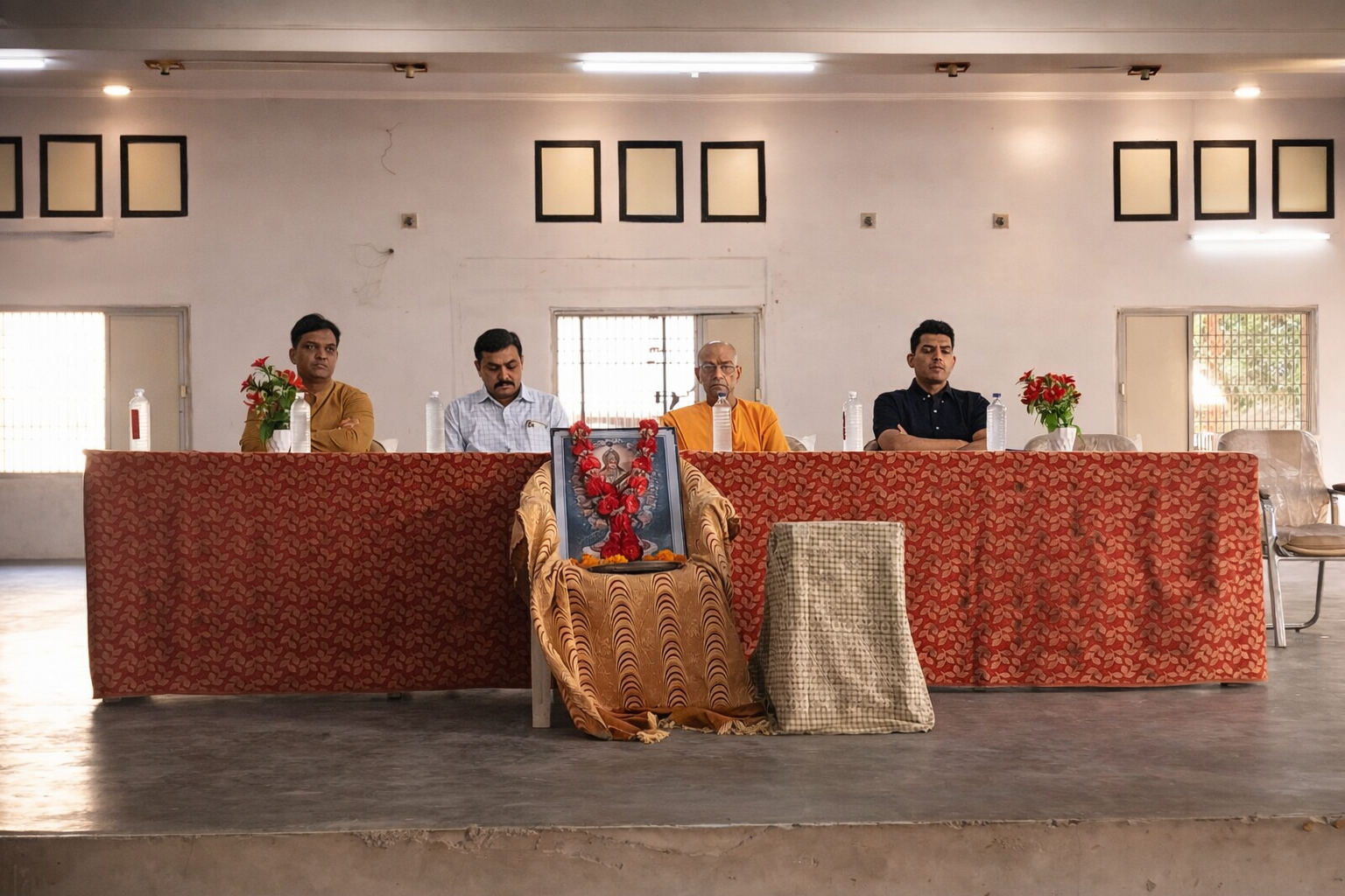 આદરણીય નિર્ગુણદાસજી  મહારાજ અને ઉત્તરસંડા કેળવણી મંડળના પ્રમુખશ્રીની ગૌરવપૂર્ણ ઉપસ્થિતિમાં ધોરણ ૧૦ અને ૧૨ના વિદ્યાર્થીઓના શુભેચ્છા સમારોહનું આયોજન કરવામાં આવ્યું.